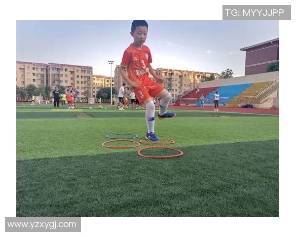 Mike在绿茵场上挥洒汗水与激情尽情享受足球的快乐与挑战